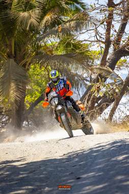 Offroad Underground — Costa Rica enduro ride gallery, photos by Simon Cudby — photo 47
